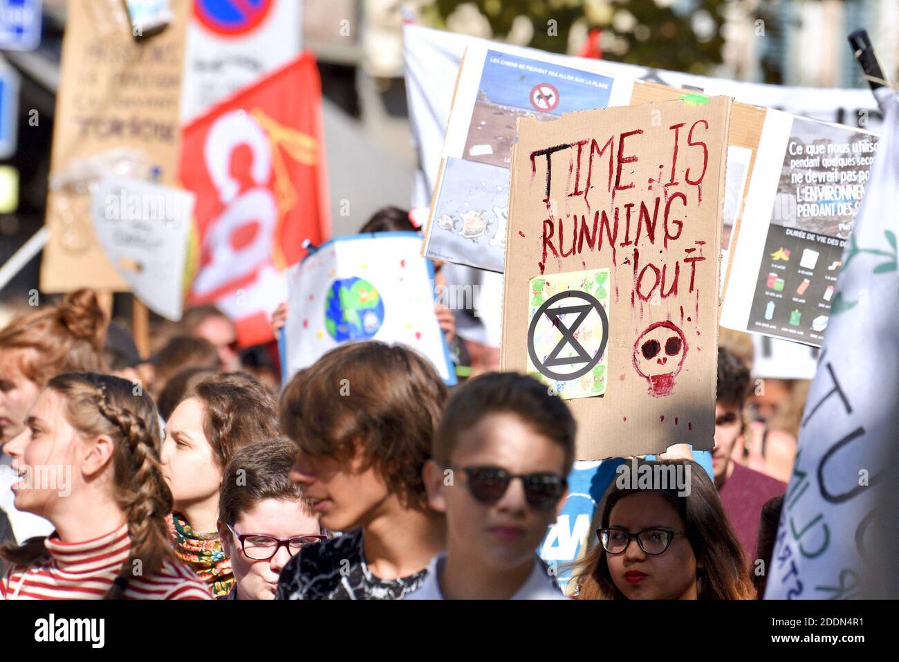 Manifesti durante il clima marcia che ha riunito quasi 5,000 persone a Strasburgo, Francia, il 21 settembre 2019. Questo incontro mira a chiedere al governo francese che vengano adottate misure concrete di fronte al cambiamento climatico. Foto di Nicolas Roses/ABACAPRESS.COM Foto Stock
