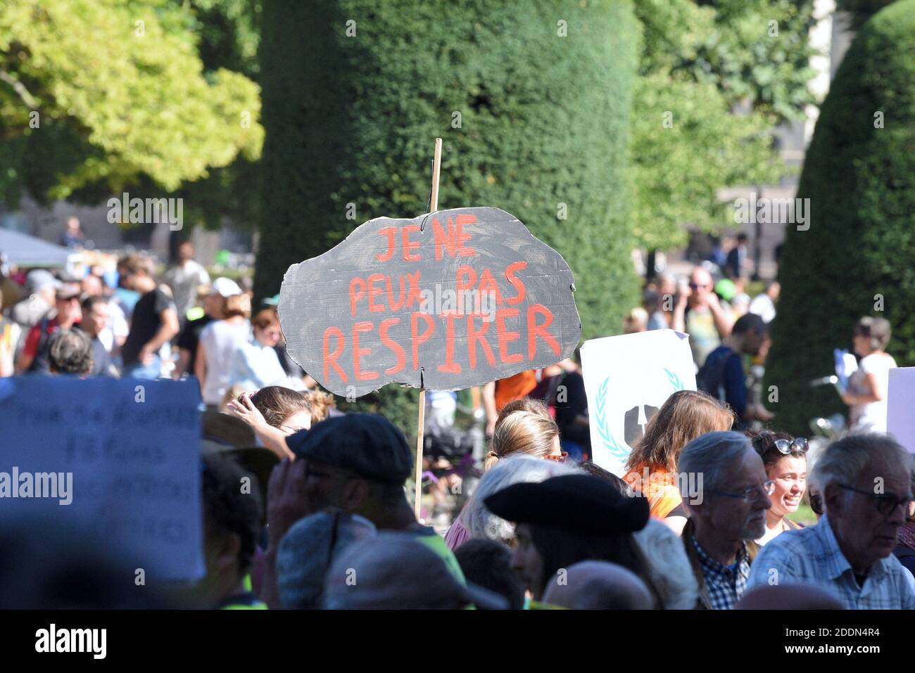 Manifesti durante il clima marcia che ha riunito quasi 5,000 persone a Strasburgo, Francia, il 21 settembre 2019. Questo incontro mira a chiedere al governo francese che vengano adottate misure concrete di fronte al cambiamento climatico. Foto di Nicolas Roses/ABACAPRESS.COM Foto Stock