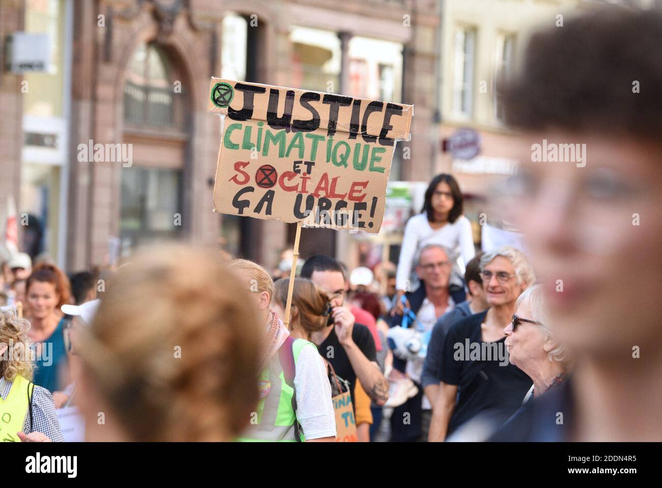 Manifesti durante il clima marcia che ha riunito quasi 5,000 persone a Strasburgo, Francia, il 21 settembre 2019. Questo incontro mira a chiedere al governo francese che vengano adottate misure concrete di fronte al cambiamento climatico. Foto di Nicolas Roses/ABACAPRESS.COM Foto Stock