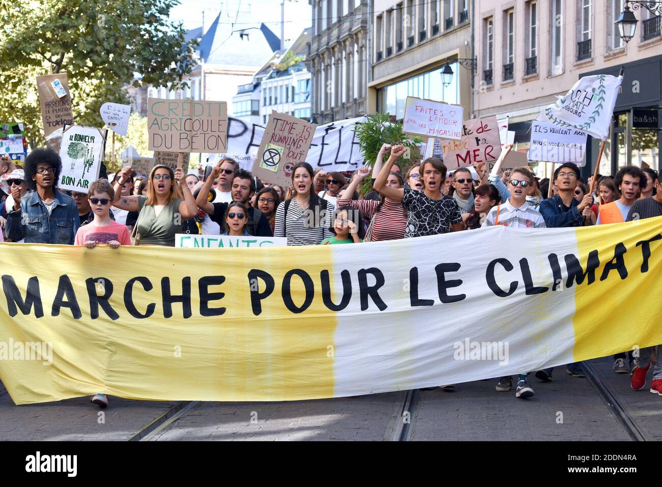 Manifesti durante il clima marcia che ha riunito quasi 5,000 persone a Strasburgo, Francia, il 21 settembre 2019. Questo incontro mira a chiedere al governo francese che vengano adottate misure concrete di fronte al cambiamento climatico. Foto di Nicolas Roses/ABACAPRESS.COM Foto Stock
