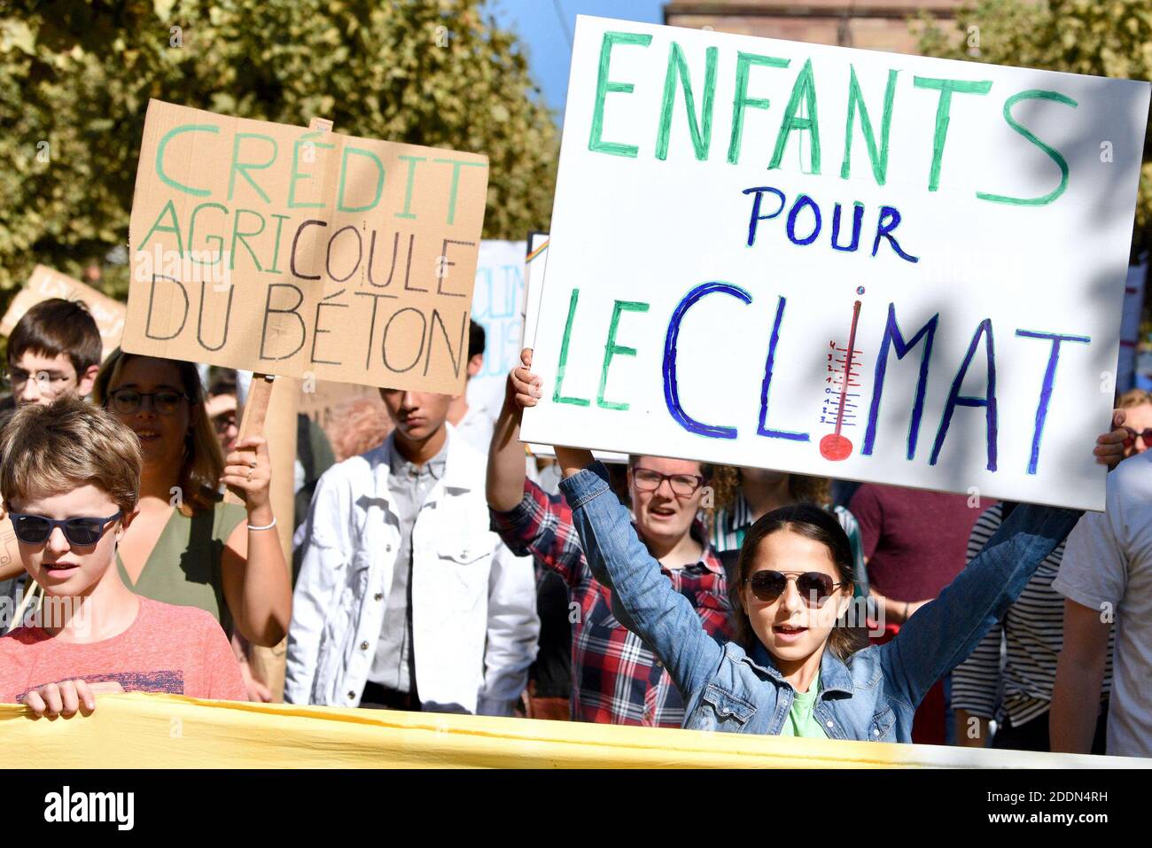 Manifesti durante il clima marcia che ha riunito quasi 5,000 persone a Strasburgo, Francia, il 21 settembre 2019. Questo incontro mira a chiedere al governo francese che vengano adottate misure concrete di fronte al cambiamento climatico. Foto di Nicolas Roses/ABACAPRESS.COM Foto Stock