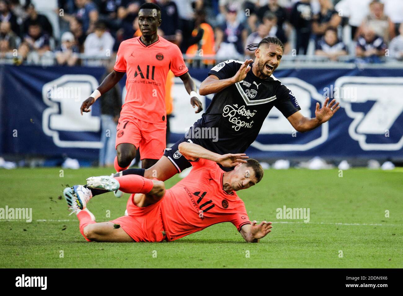 Il difensore brasiliano di Bordeaux Pablo Nascimento Castro (C) vies con il difensore belga di Paris Saint-Germain (PSG) Thomas Meunier durante la partita di calcio francese L1 tra Girondins de Bordeaux e Paris Saint-Germain (PSG). A Bordeaux, Francia. Il 28 settembre 2019. Foto di Thibaud Moritz/ABACAPRESS.COM Foto Stock