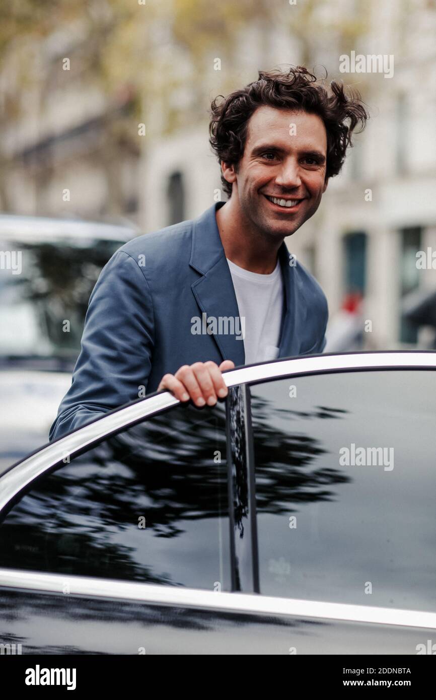 Street Style, Mika in arrivo al Valentino Primavera-Estate 2020, spettacolo di reportistica, tenuto a Invalides, Parigi, Francia, il 29 settembre 2019. Foto di Marie-Paola Bertrand-Hillion/ABACAPRESS.COM Foto Stock