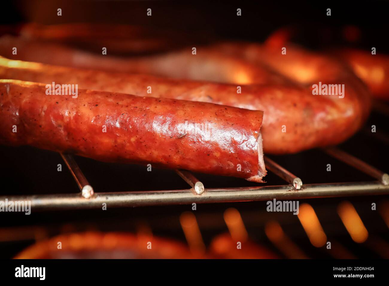 Macro del bordo di un kielbasa su un rack Foto Stock