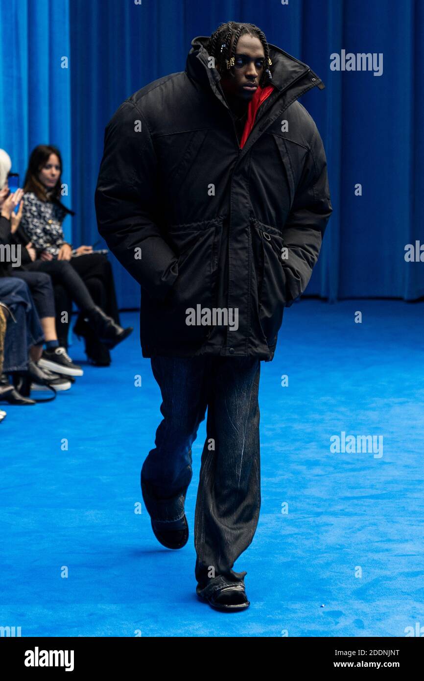 Un modello cammina sulla pista durante la sfilata Balenciaga Ready to Wear  Primavera/Estate 2020 come parte della settimana della Moda di Parigi il 29  settembre 2019 a Parigi, Francia. Foto di Alain