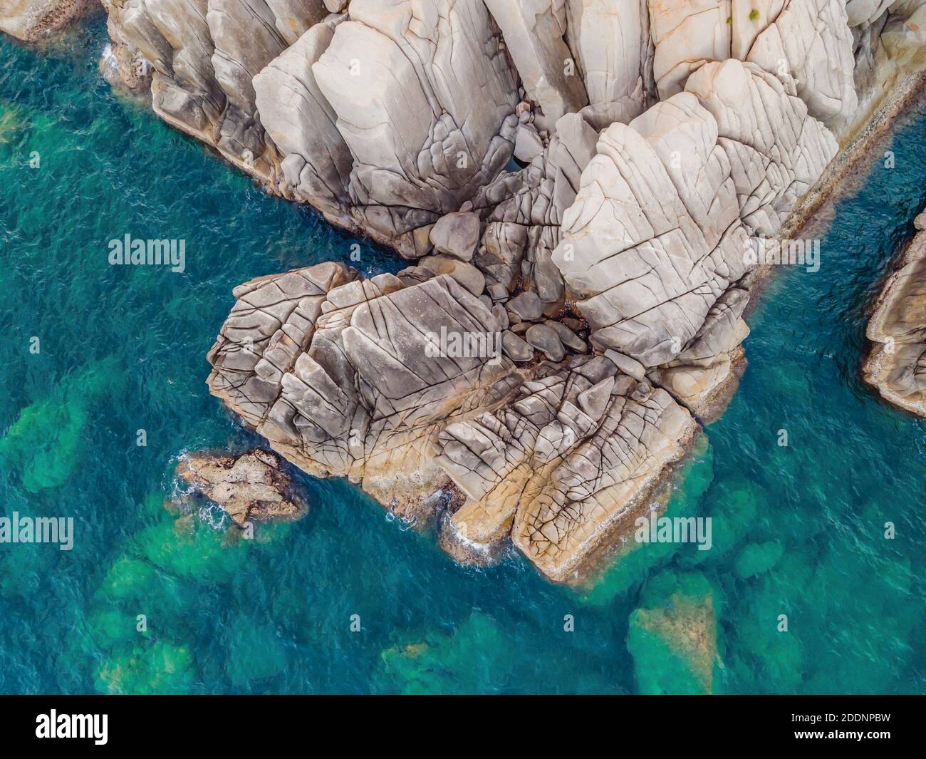 Vista aerea delle onde del mare e la splendida costa rocciosa Foto Stock