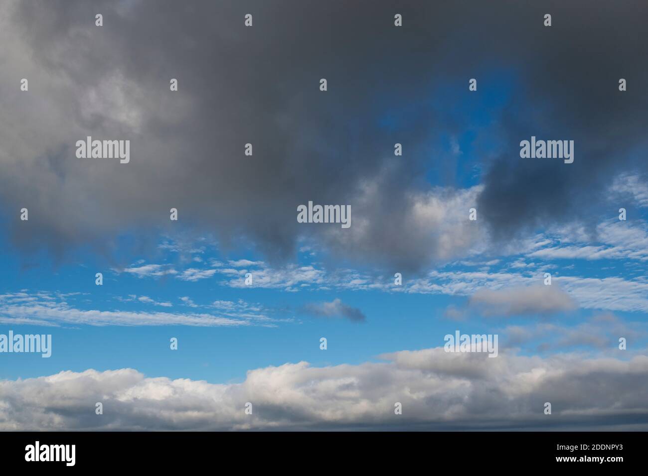 Nuvole di pioggia e cielo blu in autunno. Oxfordshire, Inghilterra Foto Stock