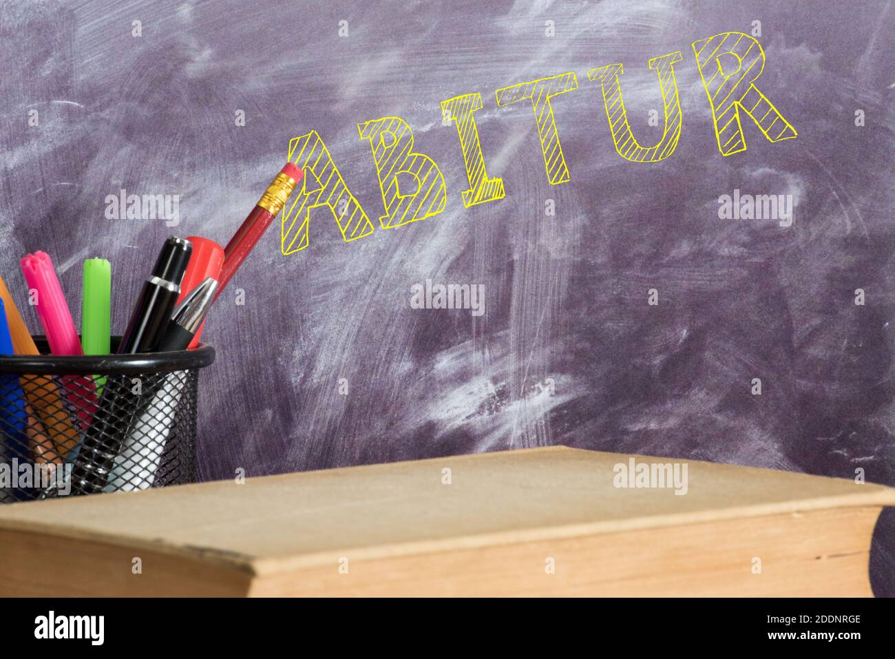 Scuola, lavagna e laurea Foto Stock