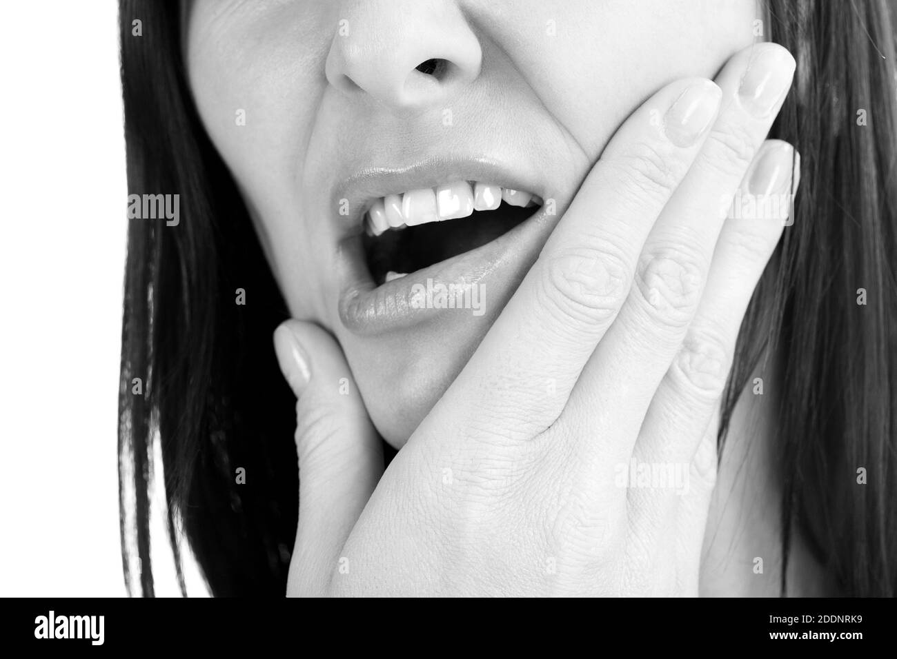 Donna con dolore dentifricio, isolata su bianco Foto Stock