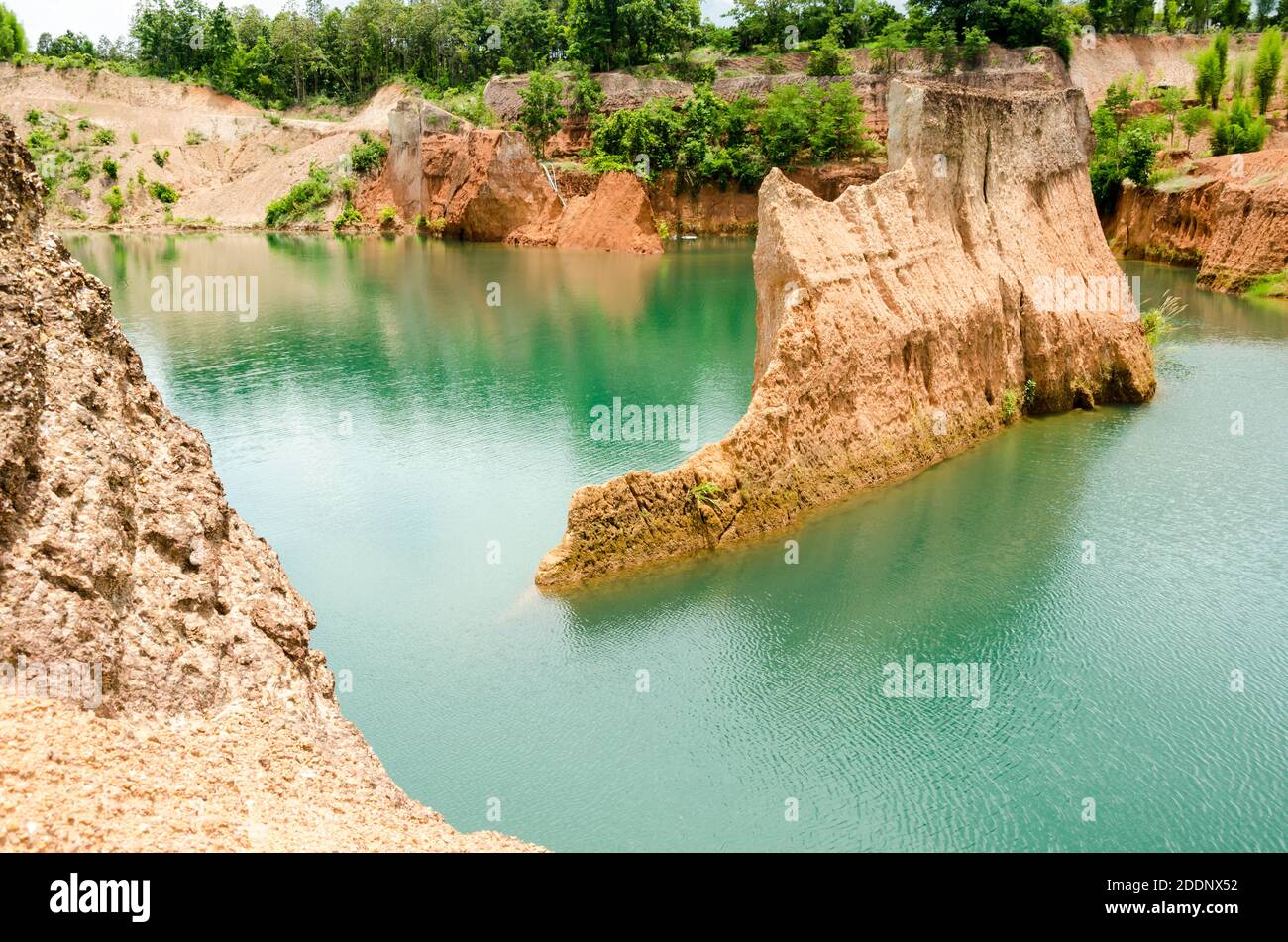 Grandi serbatoi e alti tumuli in Thailandia Foto Stock