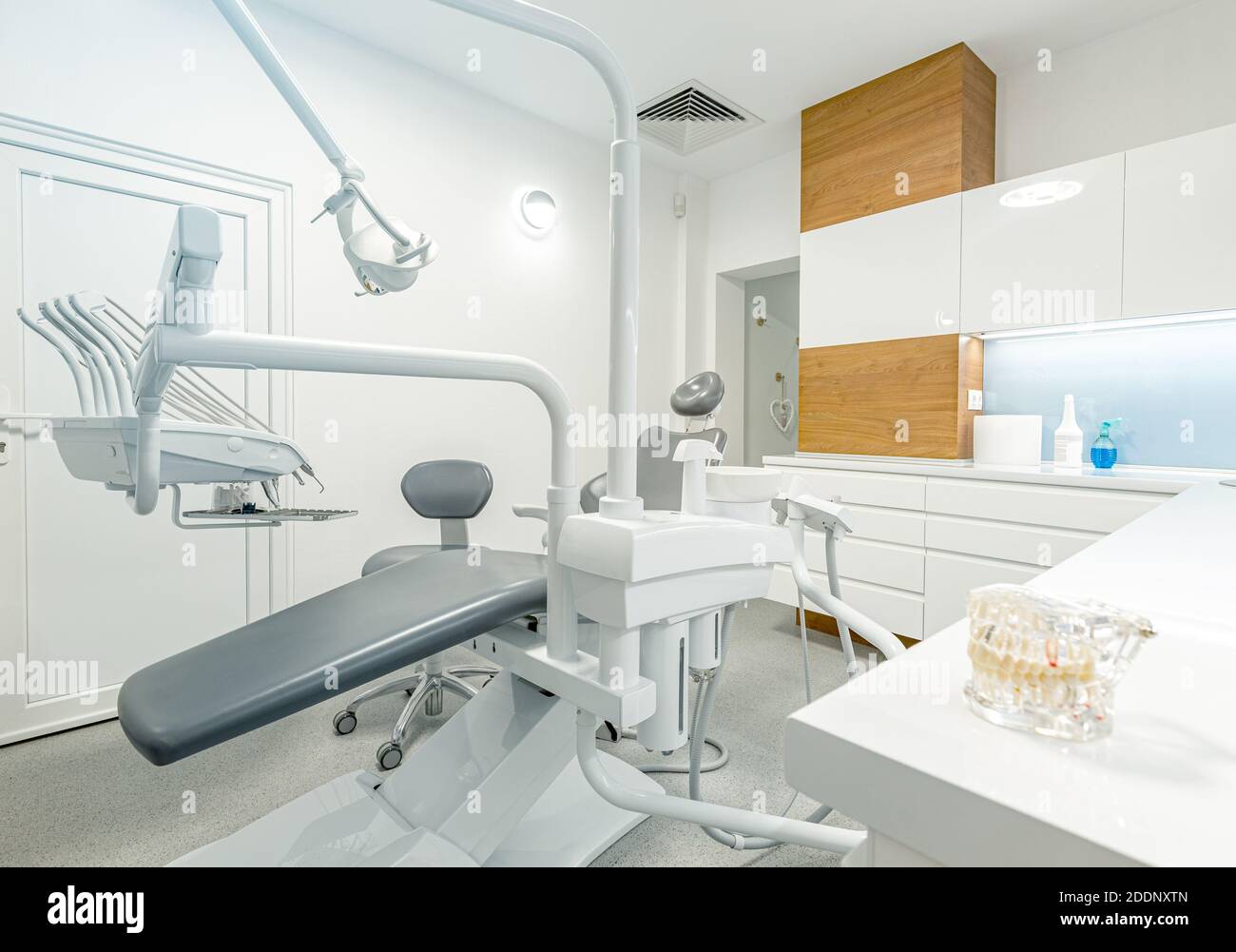 Sedia dentista in moderna clinica dentale. Odontoiatria, concetto di stomatologia Foto Stock