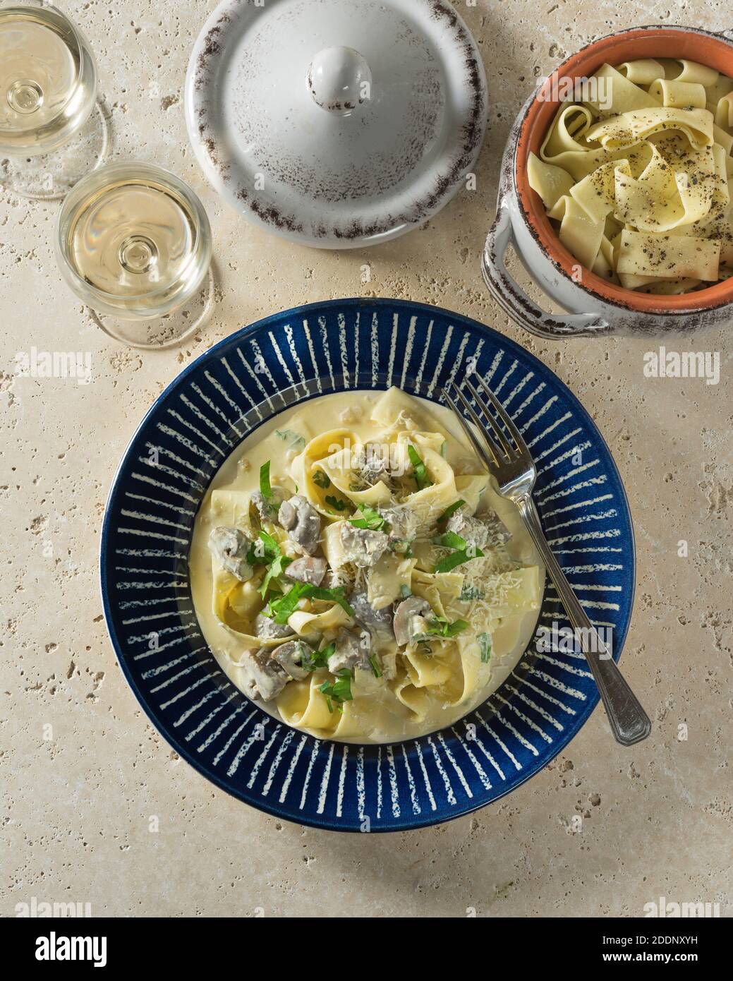 Pasta ai funghi. Pappardelle con funghi. Italia alimentare Foto Stock