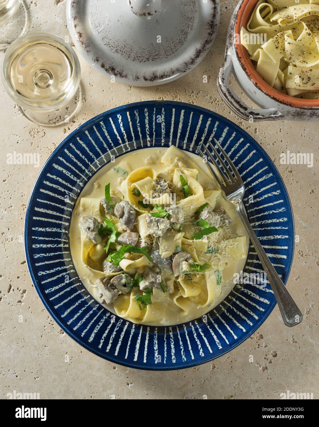 Pasta ai funghi. Pappardelle con funghi. Italia alimentare Foto Stock