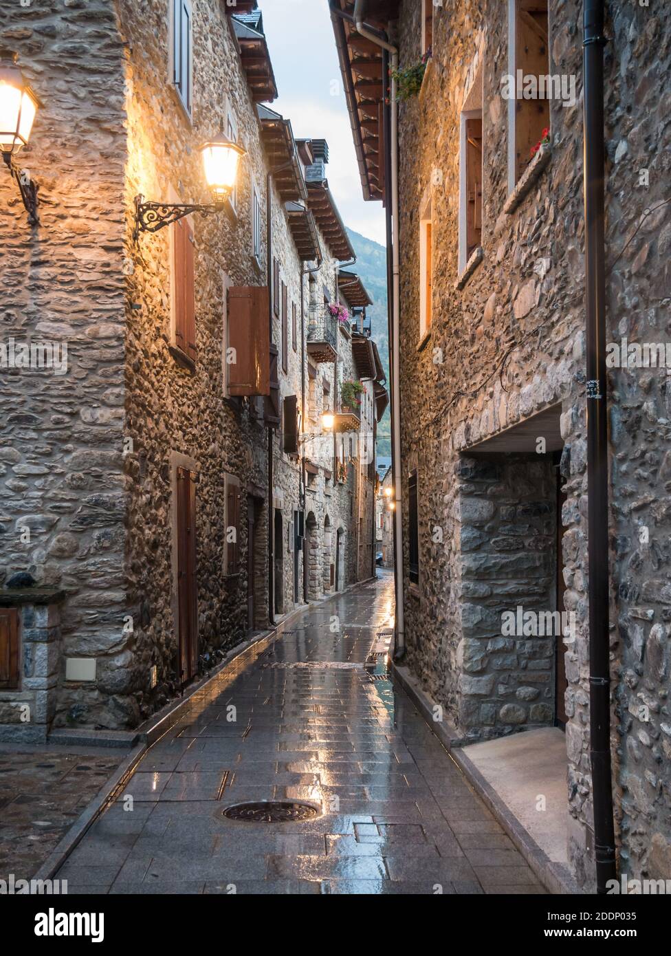 Strade di Benasque villaggio al tramonto in un giorno piovoso nel mese di settembre. Huesca, Aragón, Spagna Foto Stock