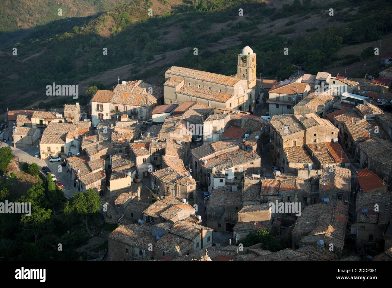 Vista sui tetti superiori e sulla Chiesa di S. Nicola nel centro storico di Mistretta, testimonianze dell'architettura e della cultura siciliana Foto Stock