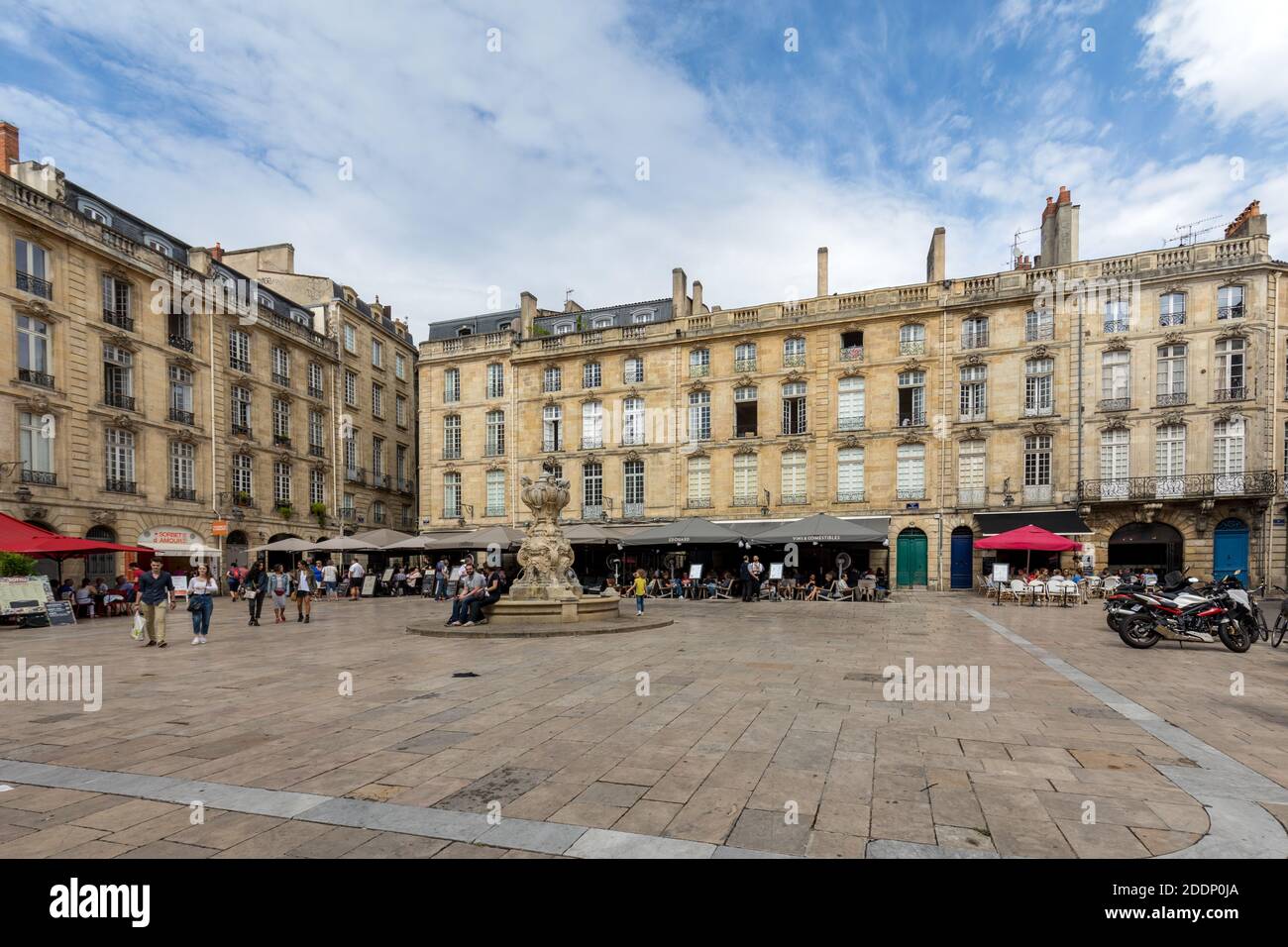 Bordeaux, Francia - 9 Settembre 2018: Piazza del Parlamento o Place du Parlement . Piazza storica con una fontana ornata, café e ristoranti Foto Stock