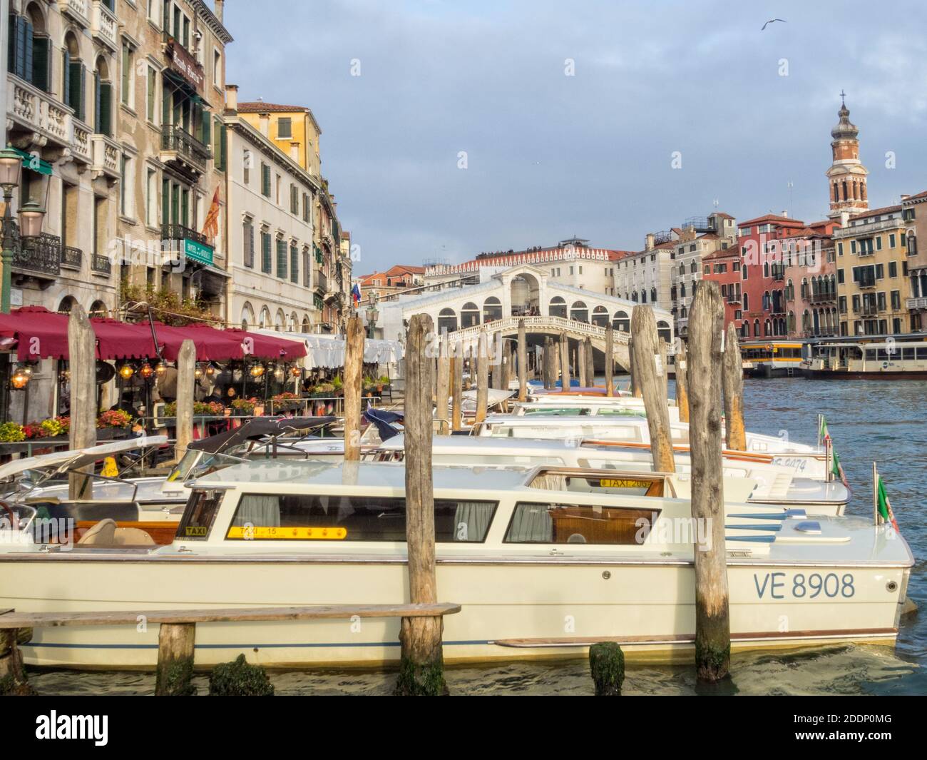 Parcheggio taxi acquei sul Canal Grande vicino al Ponte di Rialto - Venezia, Veneto, Italia Foto Stock