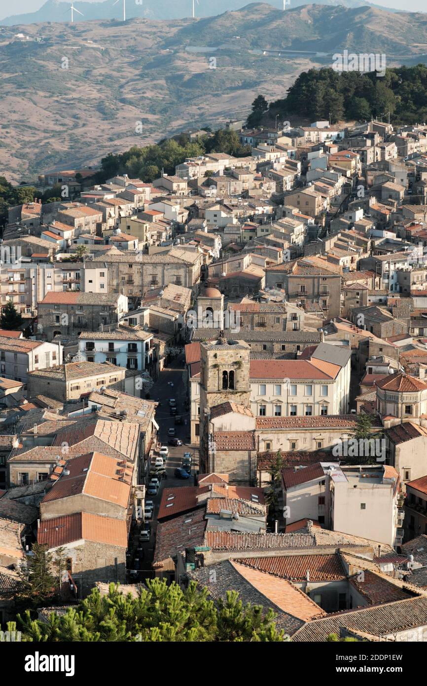 Vista sui tetti superiori e sul campanile della Chiesa Madre Nel centro storico di Mistretta in Sicilia testimonianze di architettura e cultura Foto Stock
