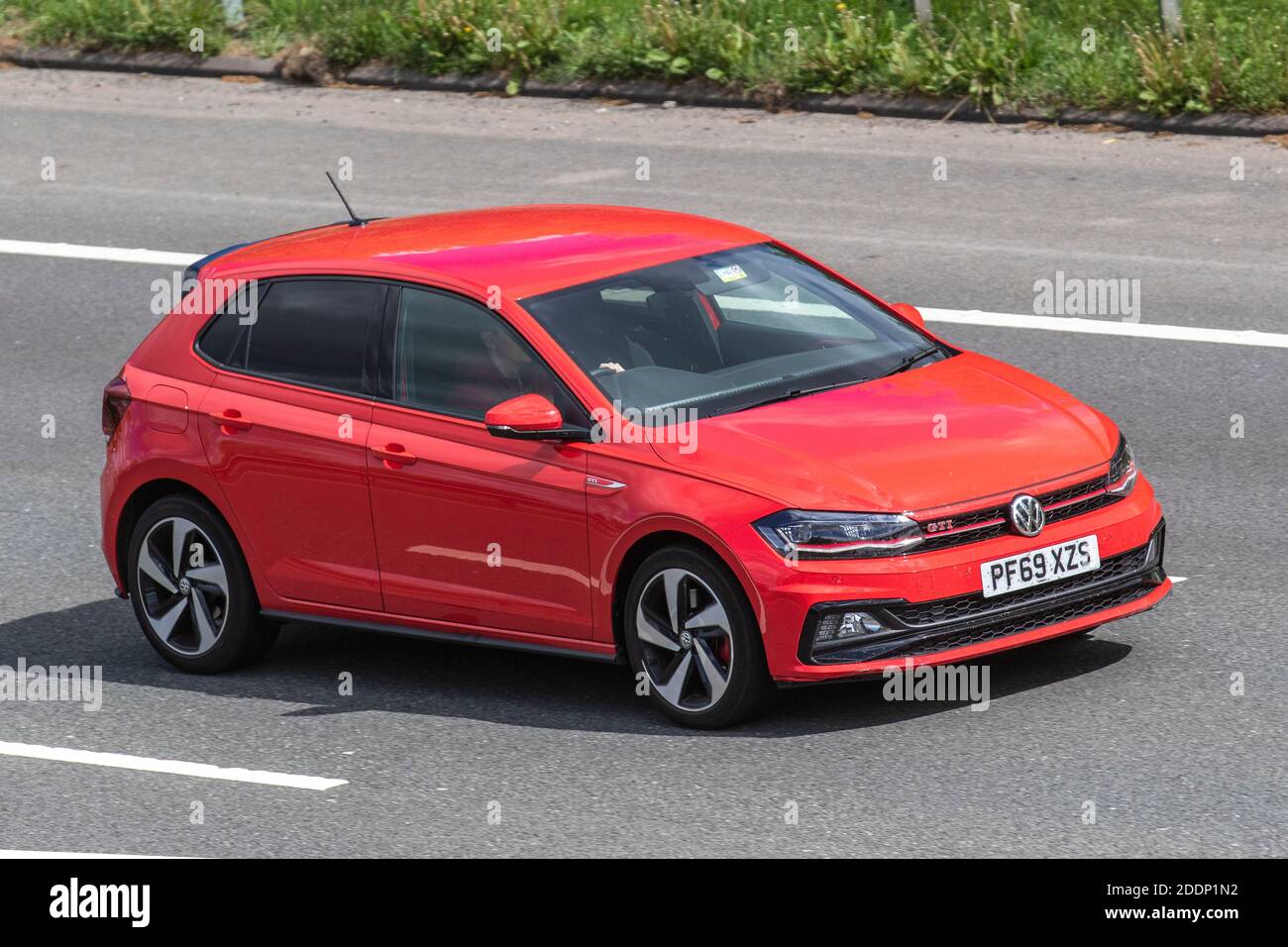 2020 Red VW Volkswagen Polo GTI Plus TSI S-A; traffico veicolare, veicoli  in movimento, automobili, veicoli che guidano su strade del Regno Unito,  motori, motori sulla rete stradale dell'autostrada M6 del Regno