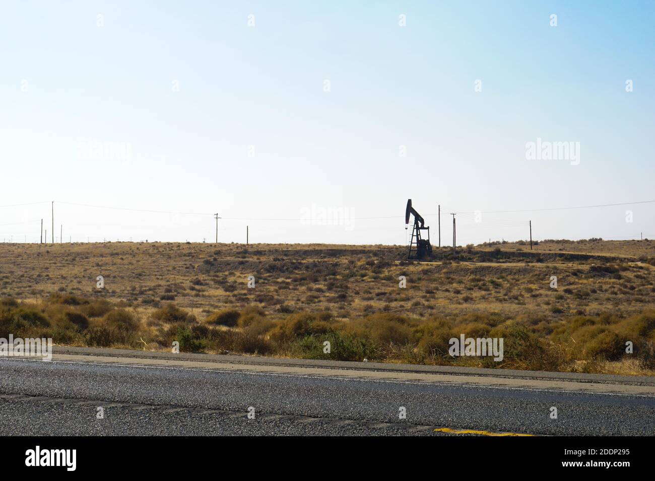 Pozzi di petrolio nella California centrale. Foto Stock