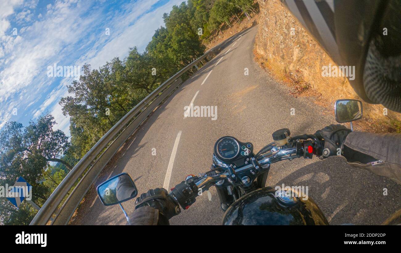 Guida di un vecchio retro nero motociclista punto di vista su una strada tortuosa Foto Stock