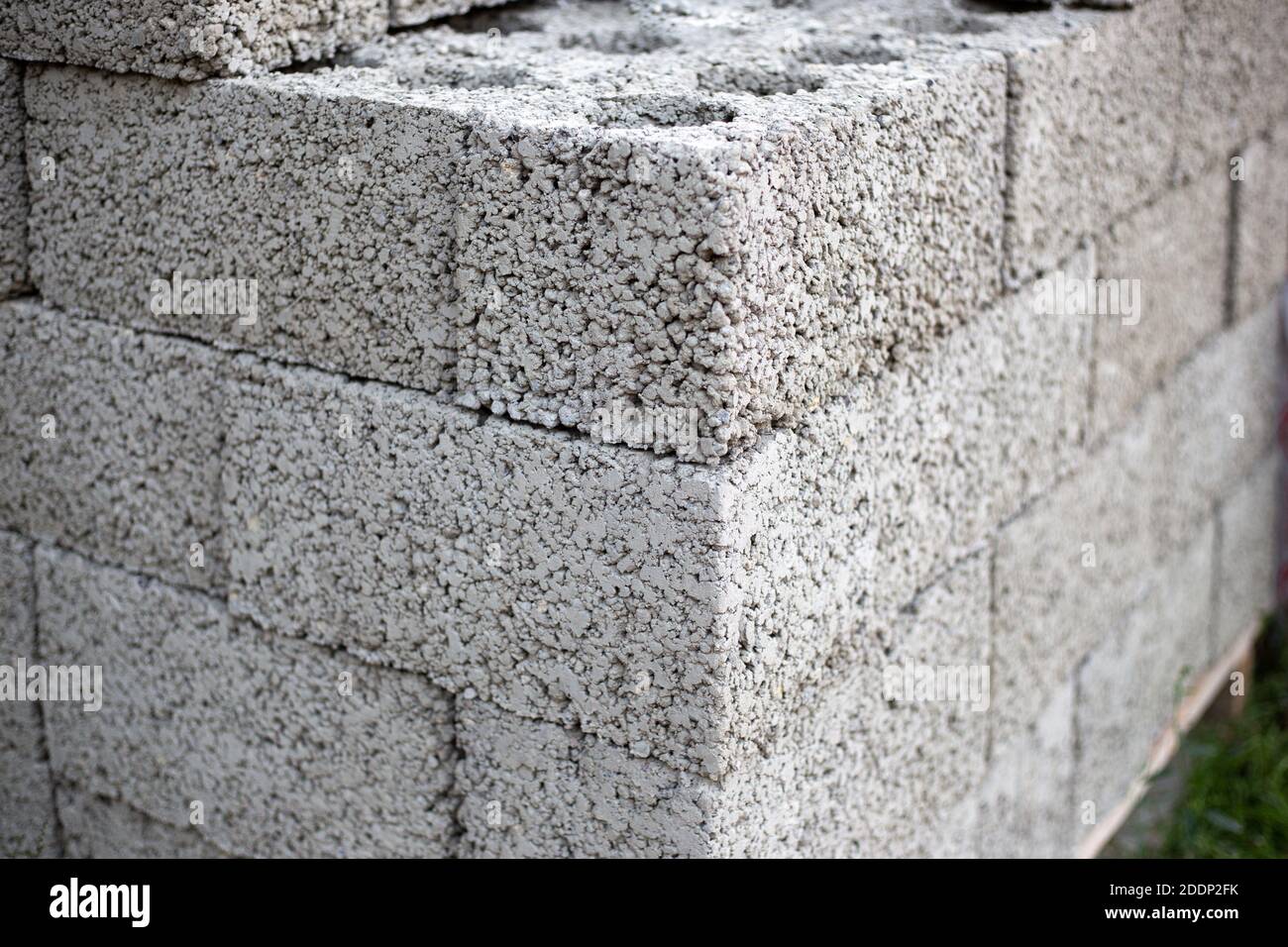 Blocchi di cenere impilati su un pallet da vicino. Foto Stock