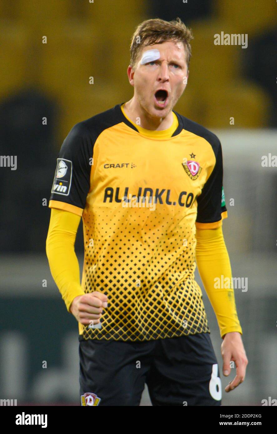 Dresda, Germania. 25 Nov 2020. Calcio: Terza divisione, SG Dynamo Dresden - SpVgg Unterhaching, 12 ° giorno, al Rudolf-Harbig-Stadium dinamos Marco Hartmann si acclama nel gioco. Credit: Robert Michael/dpa-Zentralbild/dpa/Alamy Live News Foto Stock