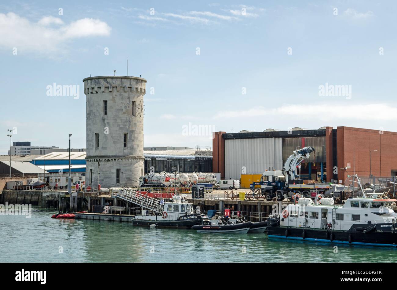 Portsmouth, Regno Unito - 8 settembre 2020: Le navi ormeggiate vicino alla storica Round Tower presso la Royal Navy base a Portsmouth Harbour, Hampshire, in una giornata di sole. Foto Stock