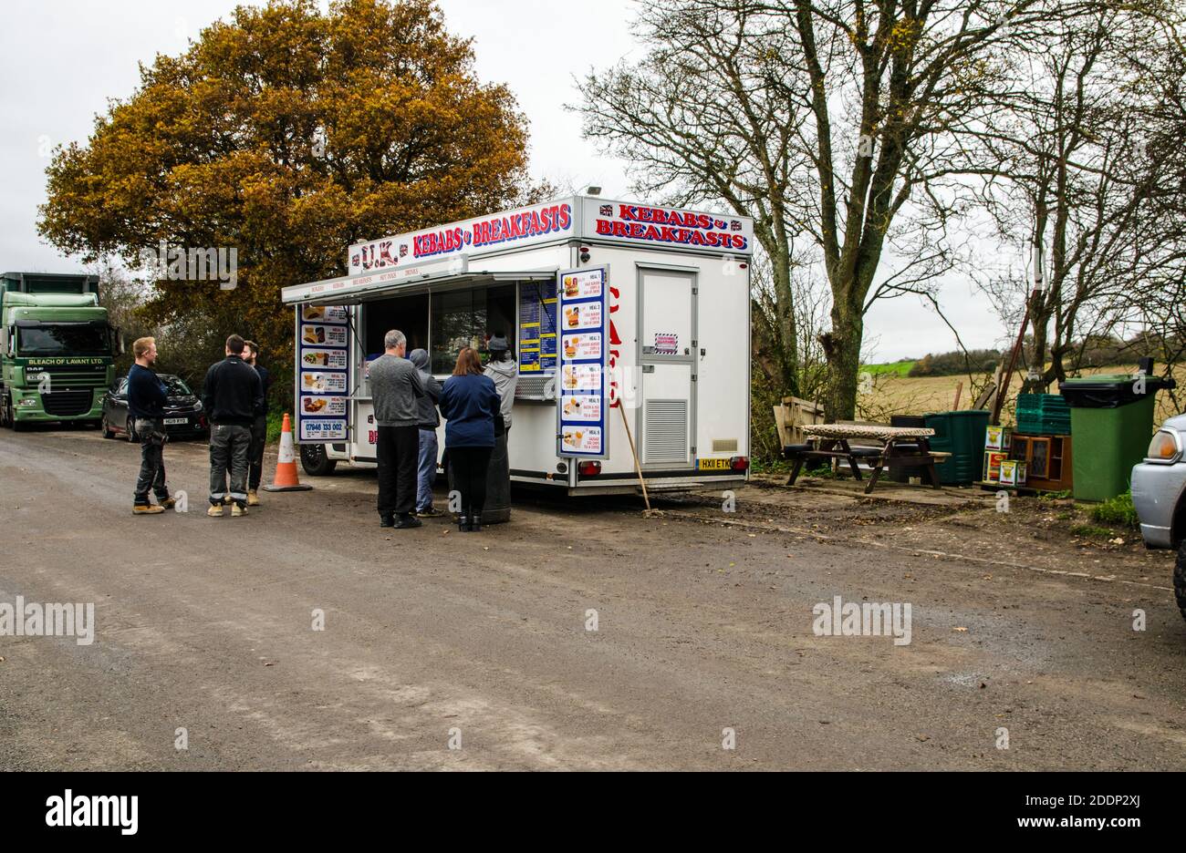 Basingstoke, Regno Unito - 17 novembre 2020: I clienti in attesa di essere serviti in un furgone kebab in una sosta sulla A30 strada vicino a North Waltham, Hampshire su un'altra strada Foto Stock