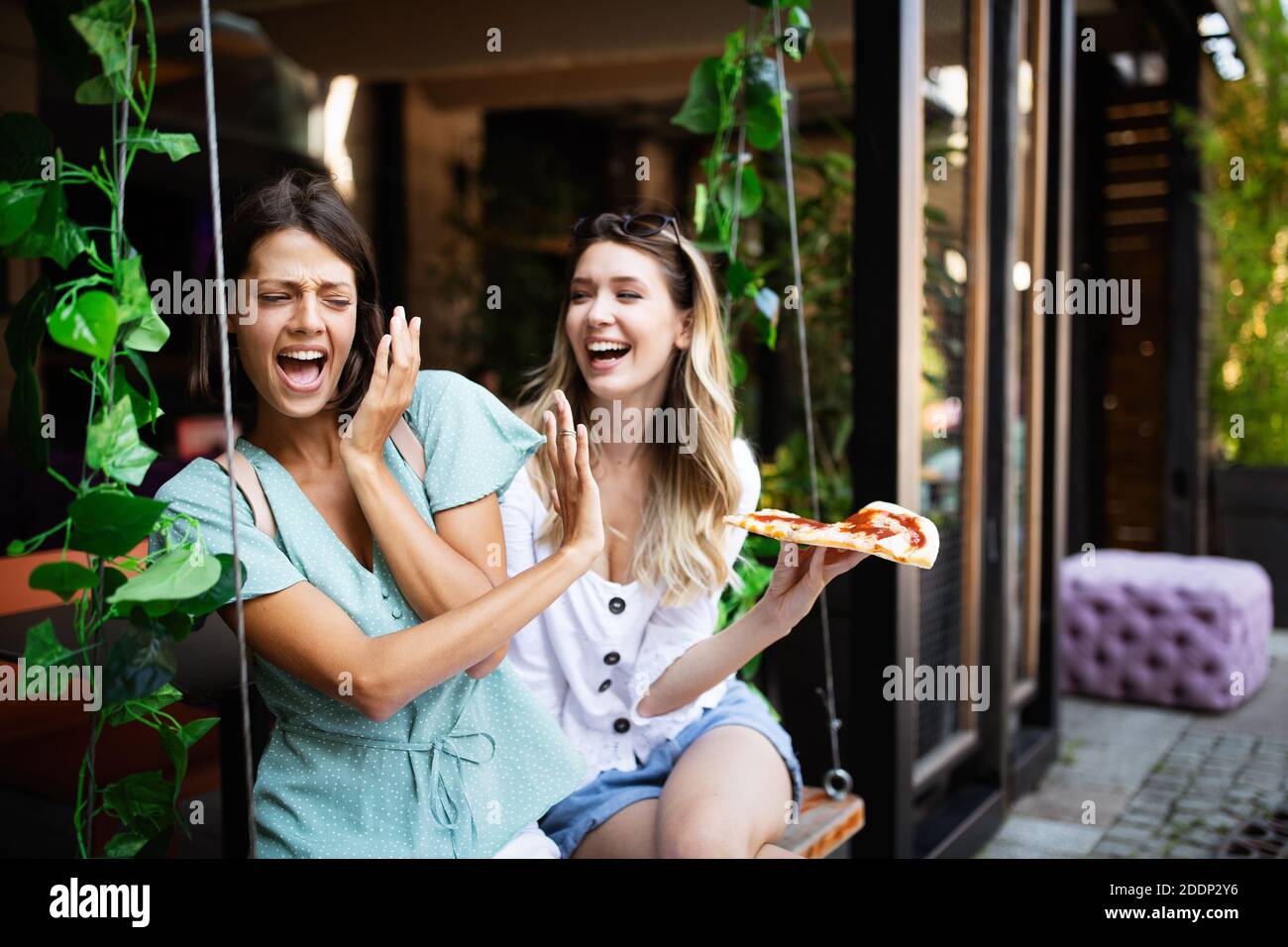 Donna che rifiuta cibi sani e veloci a causa dell'intolleranza al glutine Foto Stock