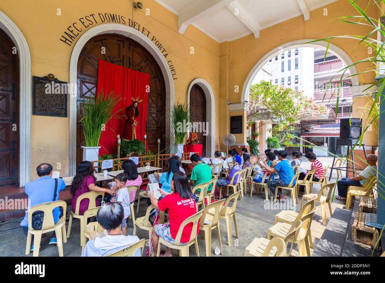 Una 'pabasa', un'attività della settimana Santa nelle Filippine che canta la vita e la passione di Gesù Cristo in una chiesa di Manila, Filippine Foto Stock