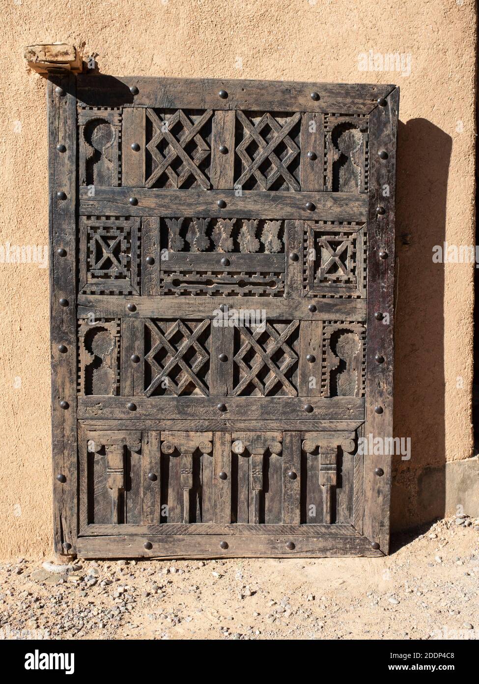 Un vecchio portale in legno in Marocco Foto Stock