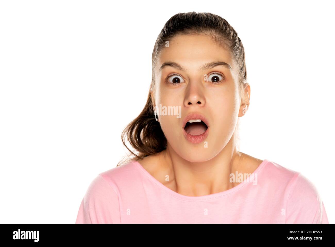 Ritratto di giovane donna scioccata senza trucco su sfondo bianco Foto Stock
