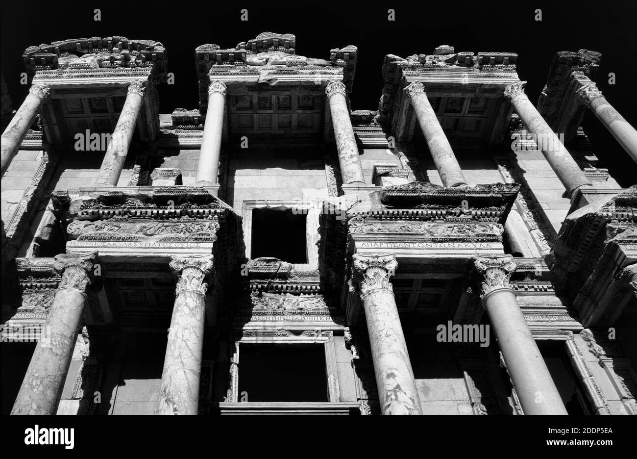 Immagine monocromatica o in bianco e nero della facciata con convergenza Verticali della Biblioteca classica Celso Efeso Turchia Foto Stock