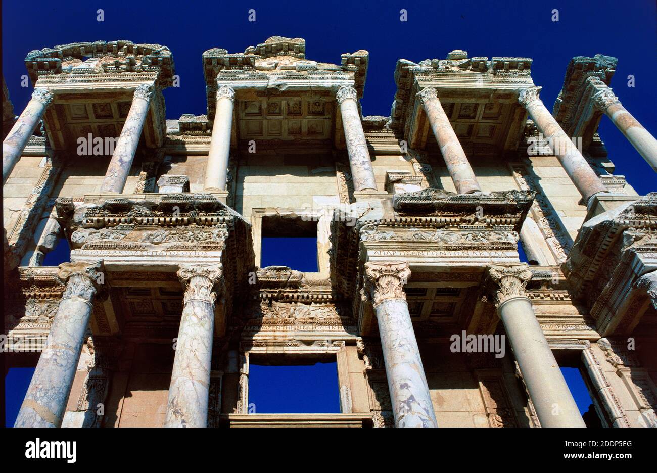 Facciata con verticali convergenti della Biblioteca Celso classica Efeso Turchia Foto Stock