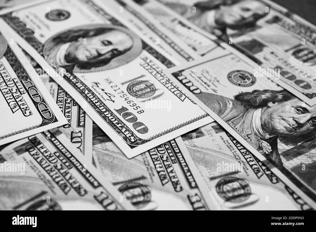 Bianco e nero dollari americani Cash fondo di denaro per il concetto di fondo del mercato monetario. Cento dollari di fatture. Foto Stock