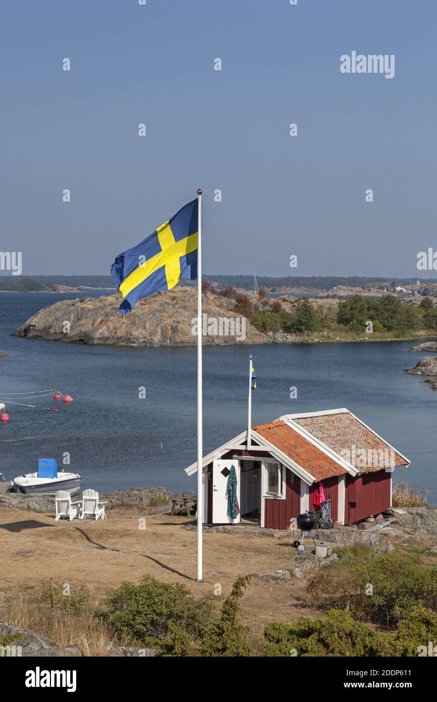 Geografia / viaggio, Svezia, Stoccolma laen, Nynäshamn, Falu Red casa vacanza sul mare sopra il porto , Additional-Rights-Clearance-Info-Not-Available Foto Stock