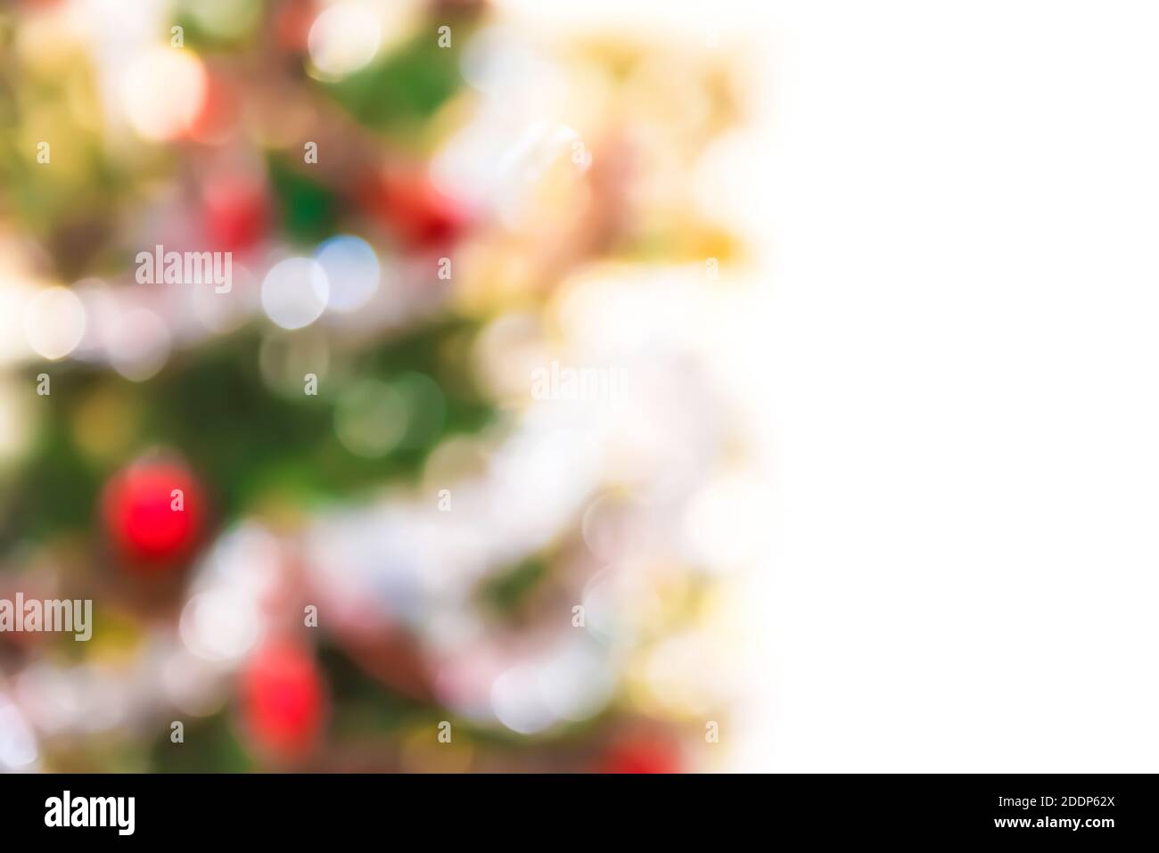 Festoso sfondo bokeh colorato da albero di Natale Foto Stock