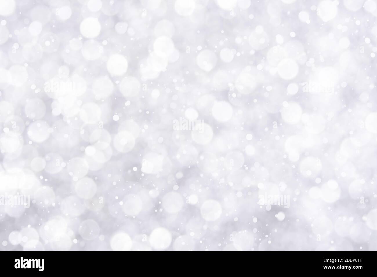 Bokeh bianco astratto con nevicata, concetto di sfondo festoso Foto Stock