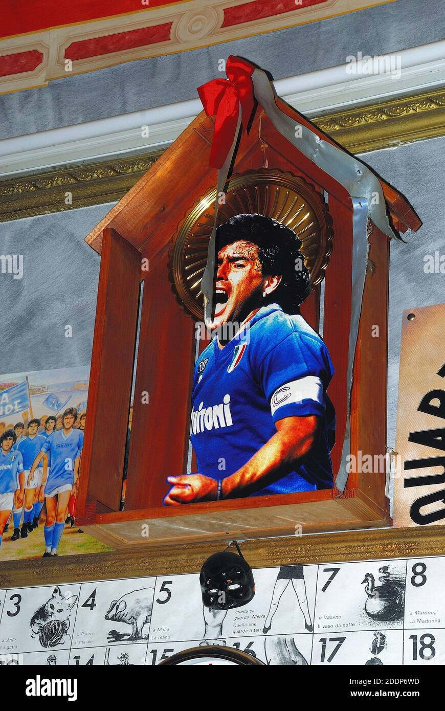 Napoli, il santuario dedicato a Diego Armando Maradona presso un ristorante tipico nel popolare quartiere di Quartieri Spagnoli. Foto Stock