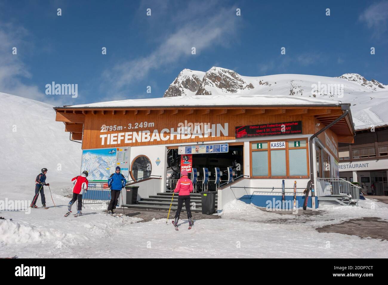 Soelden, Austria - aprile 2008: Bella giornata di primavera nella località sciistica del ghiacciaio Soelden. Foto Stock