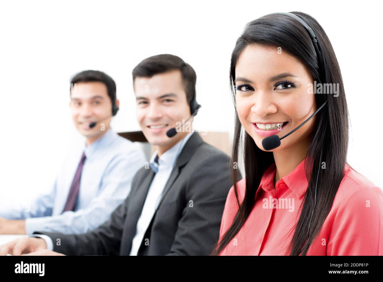 Personale sorridente del call center (o telemarketer) in ufficio Foto Stock