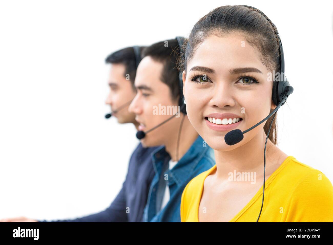 Donna sorridente casual che lavora nel call center Foto Stock