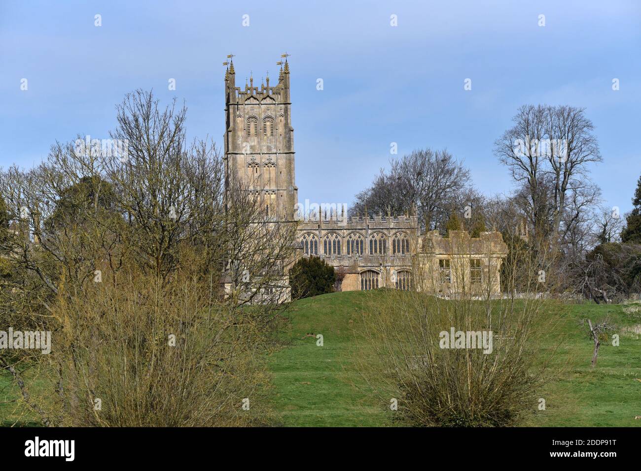 Vista della Chiesa di San Giacomo dal Coneygree, Chipping Campden, Glos, Cotswolds, Inghilterra, Regno Unito Foto Stock