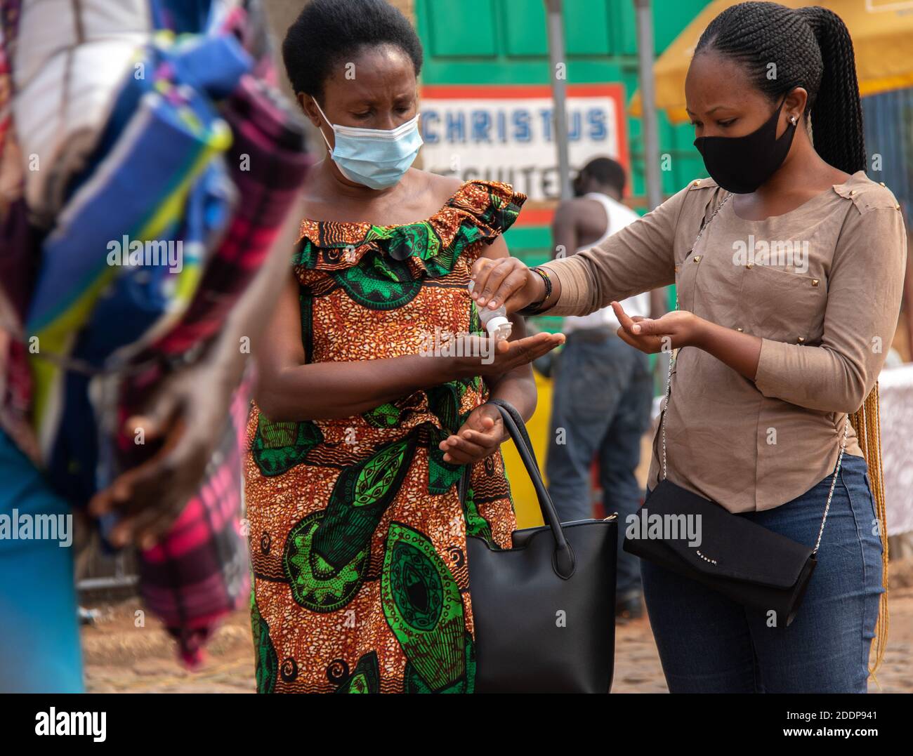 I passeggeri si igienizza a mano prima di entrare in autobus alla stazione degli autobus Giporoso. Remera, Kigali, Ruanda. Foto Stock