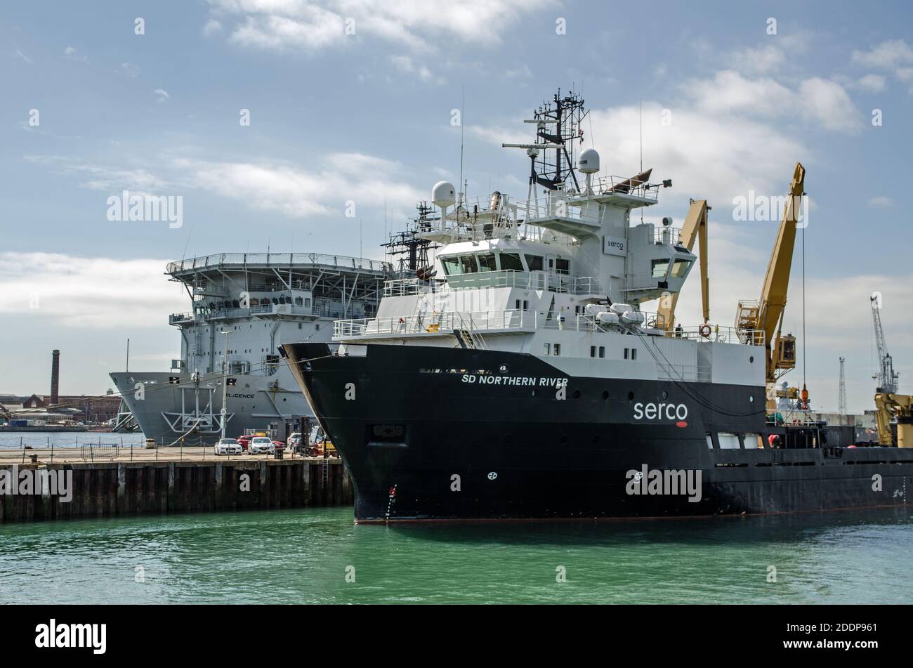 Portsmouth, Regno Unito - 8 settembre 2020: La nave di salvataggio sottomarina gestita da Serco Northern River ormeggiata accanto alla nave di riparazione anteriore RFA Diligence nel Foto Stock