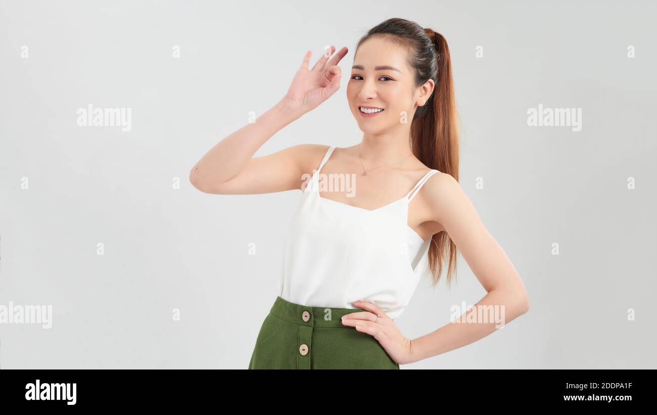 Primo piano bella ragazza teen asiatica mezza lunghezza ritratto isolato su sfondo bianco Foto Stock