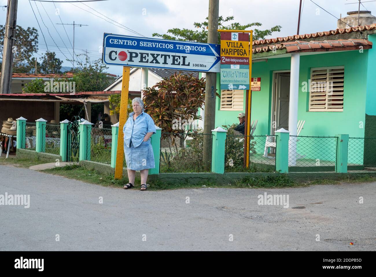 Vinales, Cuba-15 febbraio 2020: Gente locale e turisti per le strade di Vinales. Si tratta di una piccola città in Pinar del Rio.persone locali affittare una stanza di thei Foto Stock