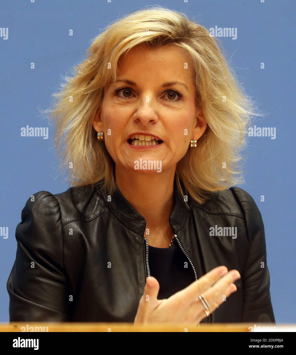 Berlino, Germania. 26 Nov 2020. Daniela Ludwig, Commissaria del Governo Federale per la droga, presenta il rapporto annuale 2020 alla Conferenza Federale della Stampa. Credit: Wolfgang Kumm/dpa/Alamy Live News Foto Stock