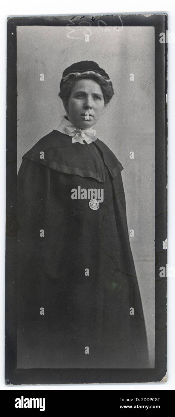 Infermiera con la St. John's Ambulance Association durante la prima guerra mondiale. Donna inglese del Lancashire. Vestito in uniforme esterna di mantello e cappello. Foto Stock